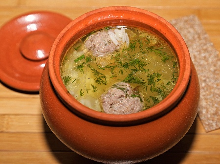 Супа топчета със свинска кайма и ориз в глинени гювечета на фурна - снимка на рецептата